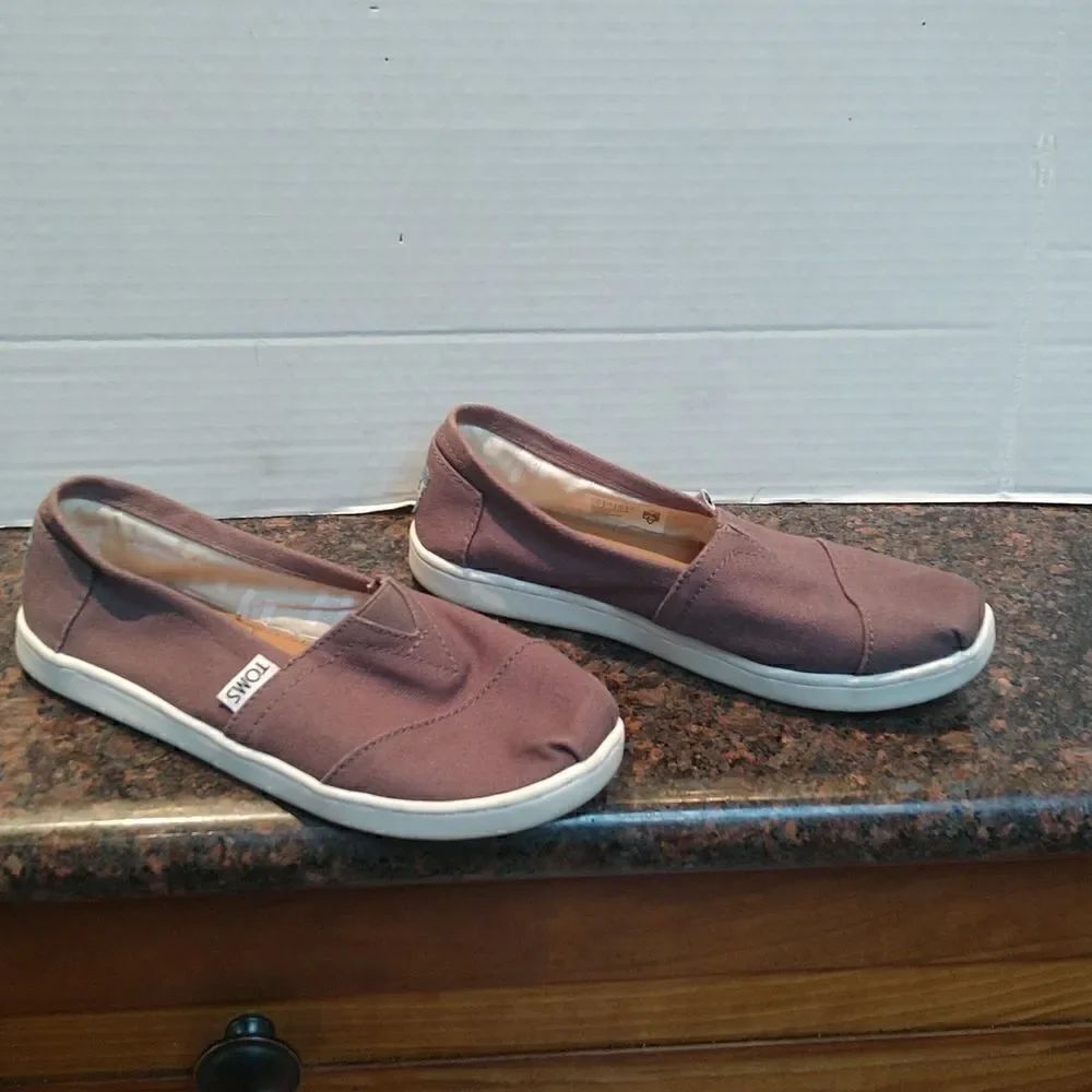 Toms Girl's shoes Sz Y2.  These are their classic slip ons.